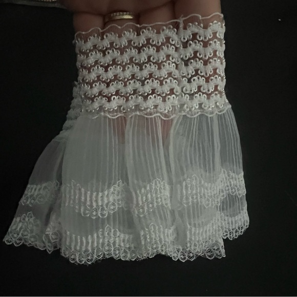 🎀 Ruffle Cuffs 🎀 - Picture 5 of 6